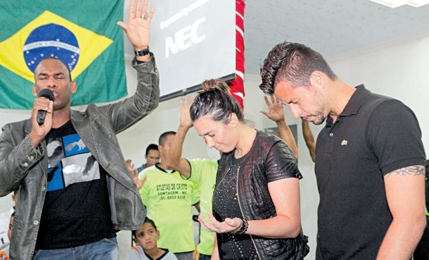 Familiares e amigos contam como a fé transformou a vida do goleiro Fábio do Cruzeiro