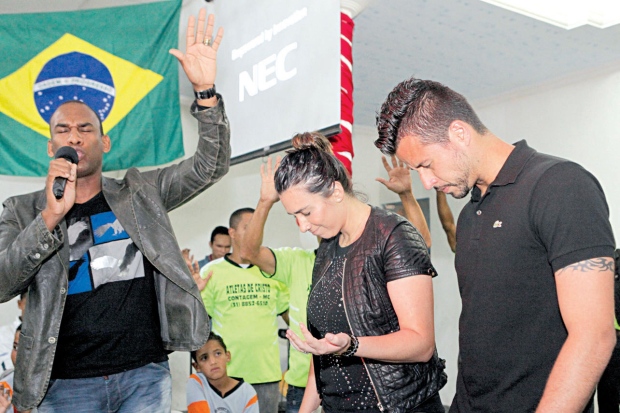 Familiares e amigos contam como a fé transformou a vida do goleiro Fábio do Cruzeiro