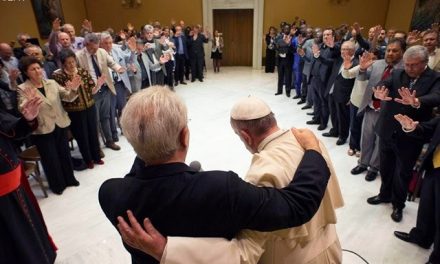 Papa Francisco recebe grupo de pastores pentecostais no Vaticano e ora por união da Igreja