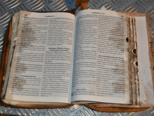 Bíblia é achada ‘intacta’ em explosão de carretas que causou duas mortes
