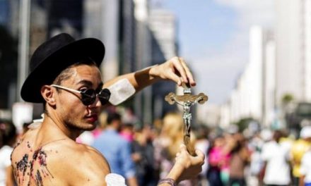 Com 20 mil pessoas, Parada Gay em SP é marcada por agressões a símbolos do cristianismo