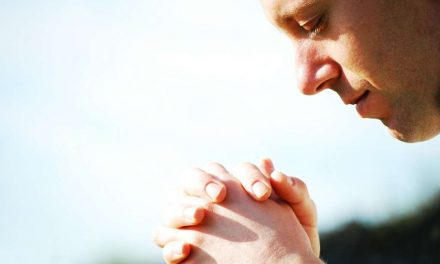 Existe uma forma e posição certa para orar?