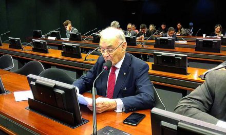 Aprovado relatório de Arolde de Oliveira favorável à desburocratização