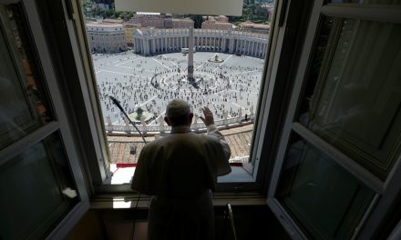Depois de três meses, Papa Francisco realiza primeira missa presencial
