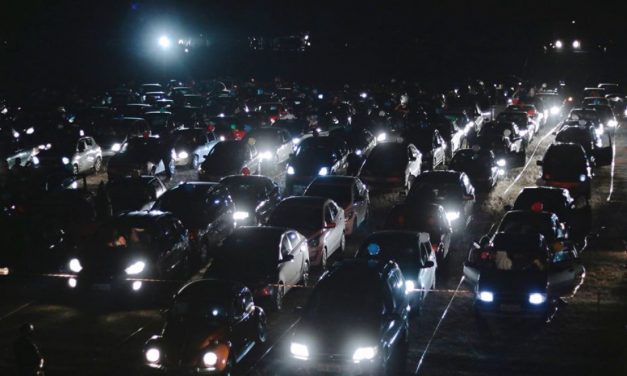 IGREJA REÚNE CENTENAS DE VEÍCULOS EM CULTO DRIVE-IN