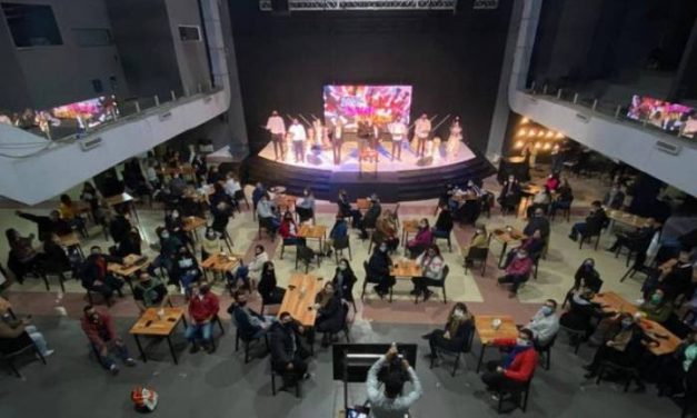 PASTOR TRANSFORMA IGREJA EM “BAR” EM PROTESTO CONTRA RESTRIÇÃO DE CULTOS