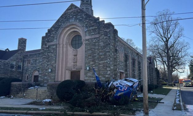 HELICÓPTERO CAI NO QUINTAL DE UMA IGREJA E TRIPULANTES SE SALVAM