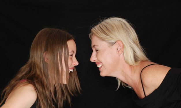 MÃES DE CABELO EM PÉ