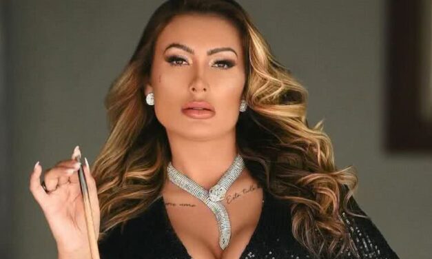 ANDRESSA URACH POSA COM BÍBLIA EM ENSAIO SENSUAL