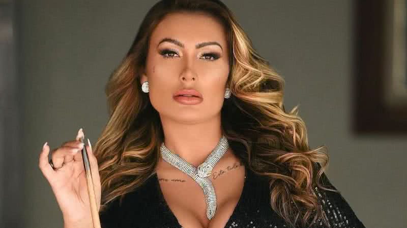 ANDRESSA URACH POSA COM BÍBLIA EM ENSAIO SENSUAL